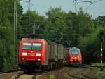 145 027-9 mit dem Ambrogio-Zug begegnet am 21.08.2012 auf der KBS 480 in Eschweiler einem Hamsterbacken-Doppel des RE9.  