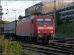 Am frhen Abend des 30.August 2012 hat die 145 051-9 Einfahrt im Aachener Westbahnhof. Am Haken ein Aufliegerzug mit Ambrogio Wagen,der kurze Zeit spter
seine Reise nach Belgien fortsetzen wird.