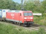 Am 25.08.2012 kam 145 053-5 mit einem KLV nach Haltingen. Hier ist der KLV kurz hinter Mllheim (Baden).