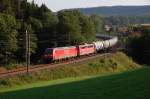 Im sommerlichen Abendlicht des 15.08.2012 zog 145 005-5 eine leider unerkannt gebliebene Lok der BR 151 (kalt) und eine Garnitur weie GATX-Kesselwagen bei Grevenhagen gen Hameln.