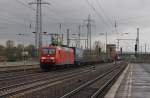 Hier 145 075-8 mit einem Containerzug, bei der Durchfahrt am 27.4.2013 durch Berlin Schnefeld Flughafen, in Richtung Wnsdorf-Waldstadt.