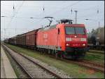 BR 145 011-3 die mal wieder dringend eine neue Lackierung ntig htte, mit seinem GZ 51450 nach Maschen. Aufgenommen im Seehafen Rostock.