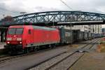 Durchfahrt von 145 040-2 am 14.12.2013 mit dem SAMSKIP Containerzug in Freiburg (Brsg) Hbf gen Norden.