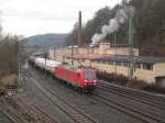 145 008-9 zieht am 03. Januar 2014 einen gemischten Güterzug durch Kronach in Richtung Saalfeld.