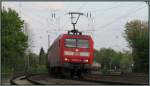 Recht zügig kommt dieser Kesselwagenzug in den Gleisbogen bei Eschweiler gefahren.
Als Zugpferd die 145 032-9.Ob sie sich wirklich nur auf einer Probefahrt befindet?
Szenario vom 13.April 2014.