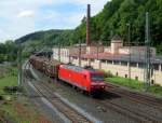 145 007-1 zieht am 16. Mai 2014 einen gemischten Güterzug durch Kronach in Richtung Saalfeld.
