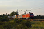 145 017-0 nun für MEG unterwegs. Hier zog sie einen Containerzug in die Dämmerung, in Richtung Schwerin. 3km östlich von Büchen, 02.08.2018.