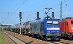 RBH Logistics GmbH, Gladbeck [D] mit  145 013-9  [NVR-Nummer: 91 80 6145 013-9 D-DB] und Kesselwagenzug (Benzin) am 02.09.21 Durchfahrt Flughafen BER-Terminal 5.