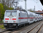 Ein von 146 563-2 geschobener IC2 ist hier Ende April 2021 bei der Durchfahrt in Wuppertal-Unterbarmen zu sehen.