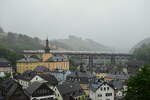 Im Regen überquert ein IC2 die Trogenbachbrücke über den Ort Ludwigsstadt in Richtung Kronach.