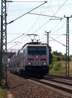 146 575-6 passiert mit einem IC KM 27.0 bei Lenz.