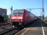 Ausfahrt der Br.146 205-0 mit ihren Silberlingen in Verkehrsrot im Aalen.