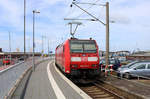 146 102-9 von DB Regio Nord als RE 4427 (RE1) nach Hannover Hbf wird in Norddeich Mole bereitgestellt. [26.7.2017 - 14:32 Uhr]