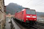 146 011 der S-Bahn Dresden (DB Regio Südost) als S 31735 (S1) von Meißen Triebischtal nach Bad Schandau erreicht den Hp Königstein(Sächs Schw) auf der Bahnstrecke