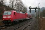 146 025 der S-Bahn Dresden (DB Regio Südost) als S 31737 (S1) von Meißen Triebischtal nach Schöna erreicht den Bahnhof Kurort Rathen auf der Bahnstrecke