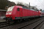 146 025 der S-Bahn Dresden (DB Regio Südost) als S 31737 (S1) von Meißen Triebischtal nach Schöna steht im Bahnhof Kurort Rathen auf der Bahnstrecke