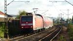 146 003 zieht einen RE60 nach Frankfurt in den Bahnhof Hemsbach. Aufgenommen am 27.10.2017 16:42