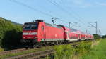 146 001 zieht eine RB68 nach Frankfurt über die Main-Neckar Bahn zwischen Hähnlein-Alsbach und Bickenbach. Aufgenommen am 7.8.2017 19:14