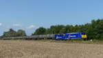 WRS 146 520 mit 421 373 und einem Kesselwagenzug am Haken zwischen Groß-Gerau Dornberg und Groß-Gerau Dornheim. Aufgenommen am 22.8.2018 16:28