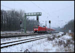RE 2 aus Düsseldorf fährt hier am 17.01.2021 mit Zuglok 146122-7 um 9.02 Uhr in Hasbergen ein.