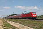 Als RE (Freiburg (Brsg) Hbf - Basel Bad Bf) fuhr am späten Mittag des 02.06.2020 die 146 228-2  St. Georgen  südlich von Auggen über die Rheintalbahn in Richtung Schliengen.