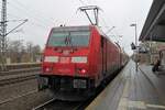 DB Regio-146 281 mit dem RE1 nach Rostock Hbf (Hamburg Hbf-Rostock Hbf) am 12.2.2023 beim Zwischenstopp am Bahnhof Büchen