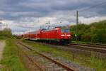 DB Regio Bombardier Traxx 146 261-3 mit einen RE30 in Niddatal-Assenheim am 29.04.23