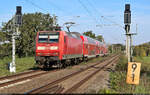 Zum Fahrplanwechsel wieder Geschichte: der  Saale-Express . Daher noch eine Aufnahme des Dosto-Zuges mit 146 016-1 am Saaleradweg bei Schkopau.
Mit fünf Jahren hatte dieses Zugangebot keine lange Lebensdauer. Ab 10. Dezember 2023 fährt dann Abellio den RE16 zwischen Halle(Saale)Hbf und Erfurt Hbf stündlich, für Reisende nach Jena verbleibt die unwesentlich langsamere RB25.

🧰 Elbe-Saale-Bahn (DB Regio Südost)
🚝 RE 4887  Saale-Express  (RE18) Halle(Saale)Hbf–Naumburg(Saale)Hbf
🕓 25.9.2023 | 11:13 Uhr