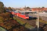 Nach dem letzten Halt in Hasbergen fährt hier 146113 am 3.11.2024 um 09.09 Uhr mit dem RE 2 weiter zum Endbahnhof Osnabrück.