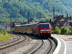 Ein Nahverkehrszug, geführt von 146 207, nähert sich am 22.08.2011 dem Bahnhof Geislingen/Steige.