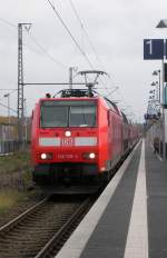 Lok 146 128-7 kommt mit Personenzug im Bahnhof von Norden/Ostfriesland an. 08.11.07