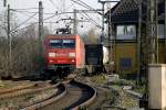 145 012 rollt mit einem Kontainerzug in Duisburg Ruhrort ein.