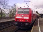 146 235-7 steht mit ihrem RE 4712 Konstanz - Karlsruhe Hbf in Radolfzell. 19.04.08