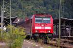 Bahnsteigschmuck fr Gleis 6, einen Regionalexpress mit 146 218-3 nach Lindau Hbf und die Fahrgste...