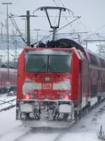 146 211 schiebt am Morgen des 06.01.2009 einen RE in Richtung Singen (Htw.) aus dem verschneiten Bahnhof Herrenberg.