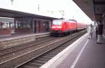 Der RE6  Westfalen-Express  von Dsseldorf Hbf nach Minden(Westf) verlsst Dortmund Hbf Richtung Hamm(Westf) mit 146 031-0 als Schublok.