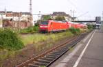 Am 29.05.2005 schob 146 020-3 der RE 1 RIchtung Aachen durch Dsseldorf-Wehrhan.