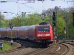 146 011-2 schiebt den RE1 in Richtung Aachen durch Dsseldorf-Volksgarten am 24.04.2010