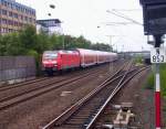 146 029-4 bei der durchfahrt von Dsseldorf-Unterrath mit ihrem RE 6 hinten dran.