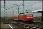 146 013 am RE2 bei der Abfahrt aus Duisburg Hbf