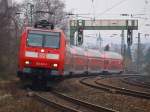 Mit 5 DOSTO`s am Haken zieht 146 021-1 den RE1 von Aachen Hbf nach Paderborn.
Hier am 18.02.2011 af der KBS 480 kurz hinter dem Burtscheider Viadukt in Aachen.