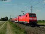 25.04.2011: Die 146 117-7 mit dem RE 4571 (Frankfurt-Mannheim) bei Lampertheim.