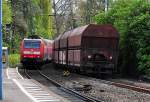 146 003-9 RE5 bei der Einfahrt und Gterzug mit Schttgutwagen bei der Ausfahrt vom Bonner Hbf - 19.04.2012