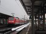 Der IRE aus Lindau nach Stuttgart hlt trotz des Wetters und dem Lokwechsel pnktlich in Gppingen. 8.2.13.