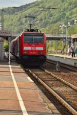 Vom Bahnsteig Gleis 12 aus fotografiert ist die 146 219-1 zu sehen, die unbeleuchtet auf Gleis 1 steht mit ihrer RB nach Ulm am 6.5.2013 im Bahnhof Neckarelz.