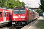 146 221-7 berholt am Haltepunkt Geradstetten mit einem RE am Haken S2 nach Filderstadt. 13.08.2013