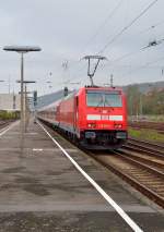 146 219-1 schiebt eine RB an den Bahnsteig Gleis 1 in Neckarelz. 15.11.2013