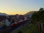 Während die Sonne unterging verließ 146 215 am 23.09.14 den Bahnhof Geislingen an der Steige.

Aufgenommen von einem kleinen Aussichtspunkt nahe dem Geländer. 