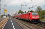 Nachschuss auf 146 238-1 am 25.04.2014 als sie mit einem RE in Müllheim (Baden) an den Bahnsteig rollt.