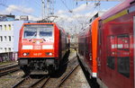 Zwei RE-Züge fahren nach Köln Hbf ein (Gleis 2 und 3): links 146 277 mit RE 5 nach Emmerich, rechts RE 8 nach Koblenz, bestehend aus 2 x 425). Aufnahme vom 12.4.16.